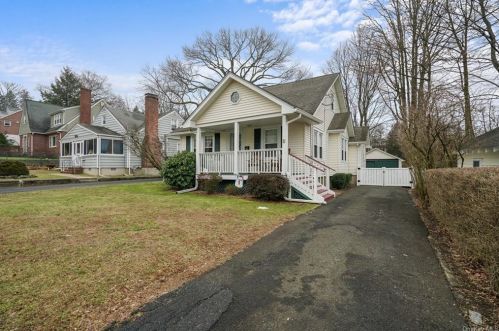 1 Fairview Pl, Airmont, NY 10901-6108