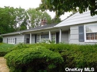 69 Gnarled Hollow Rd, Strongs Neck, NY 11733-2026