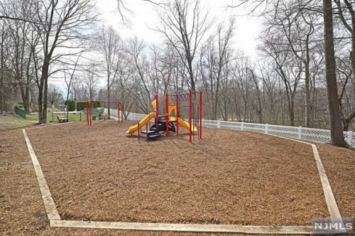 1422 York St, Mahwah NJ  07430-3268 exterior