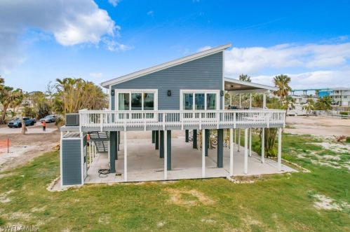 720 Matanzas Ct, Fort Myers Beach FL  33931-2120 exterior