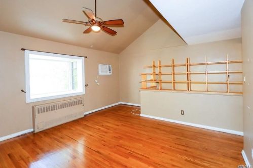 220-28 Stronghurst Ave, Jamaica, NY 11427-2139