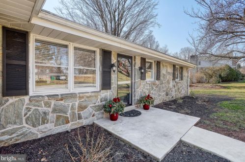 48 Valley Rd, Hummelstown PA  17036-9723 exterior