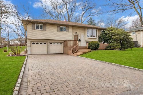 57 Craig Rd, Islip Terrace, NY 11752-1919