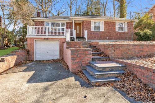 117 Dickinson Ave, Elwood, NY 11731-1018