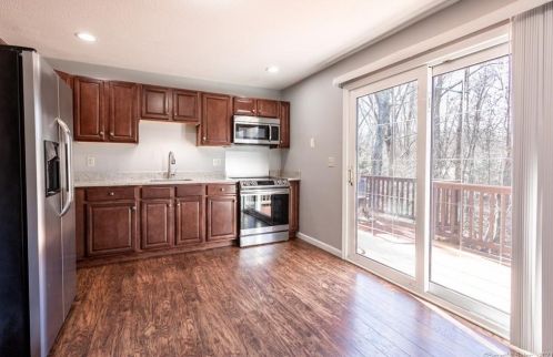 36 Lincoln Dr, Gales Ferry CT  06335-1627 exterior