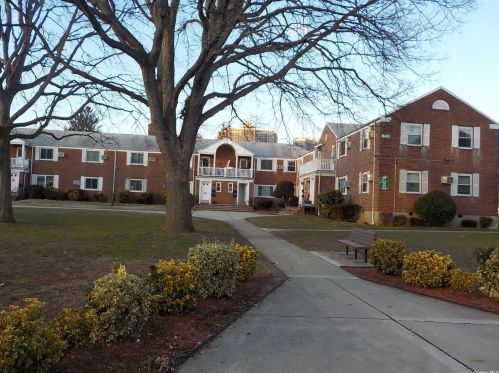 73-61 260th St, Floral Park, NY 11004-1120