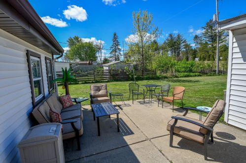 9907 Saratoga Dr, Caledonia, WI 53108-9636