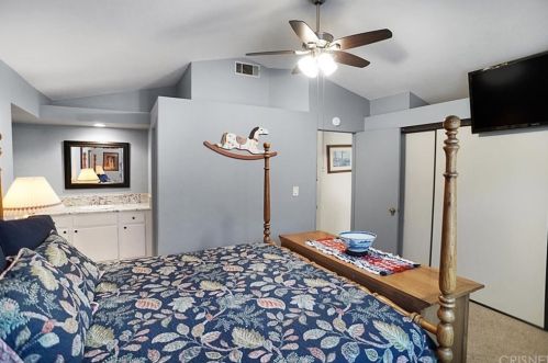 22924 White Pine Pl, Santa Clarita CA  91390-4120 exterior