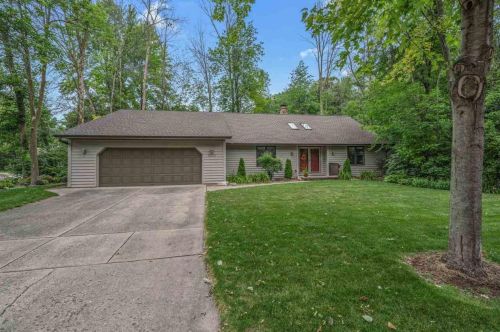 2200 Ironwood Dr, Green Bay, WI 54304-1971