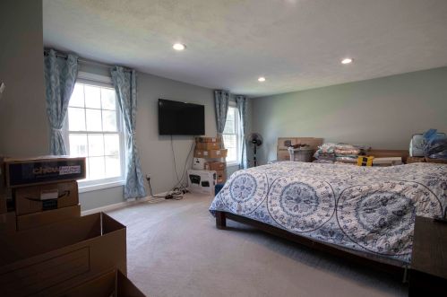 8 Cathedral Cir, Nashua NH 03063-2716 exterior