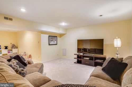 9111 Meadowcreek Ln, Lorton VA  22079-3238 exterior