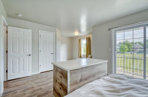 16 Olde Vlg Cir, Wallingford CT 06492-4821 exterior