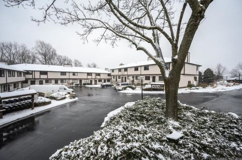 27 Crows Nest Ln, Danbury CT  06810-7056 exterior