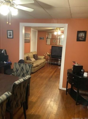 450 East Ave, Bridgeport CT  06610-2906 exterior