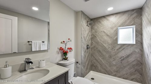 95 Roosevelt Cir, Tinton Falls NJ  07701-5824 exterior