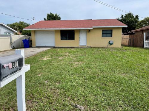 1401 Nichols Dr, Tavares, FL 32778-3521