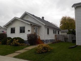 2353 8th St, Clinton, IA 52732-2018