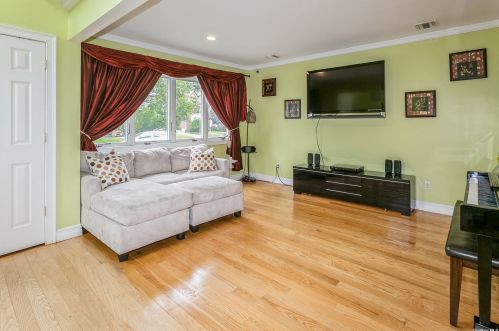 20 Spruce Ln, New Hyde Park, NY 11040-1920
