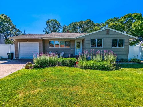 31 Hunter Ln, South Setauket, NY 11720-2519