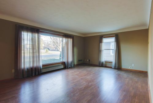 987 Hall Ave, Saint Paul, MN 55118-1421