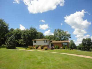 302 Springcrest Dr, Akron, OH 44333-1638