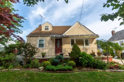 189 Franklin St, Floral Park, NY 11003-2220