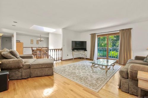 202 Westwood Rd, Stamford, CT 06902-1422