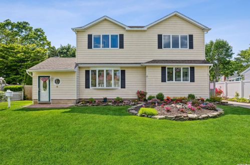 8 Amherst Rd, West Sayville, NY 11796-1002