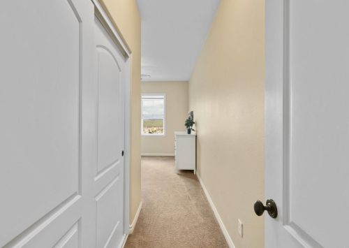 1050 Straightaway Ct, Oceanside CA  92057-1949 exterior