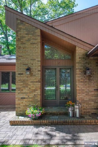 902 Briarwoods Rd, Franklin Lakes, NJ 07417-1106
