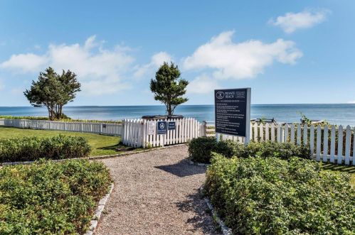 36 Brant Rock Rd, Mashpee MA 02649-4761 exterior