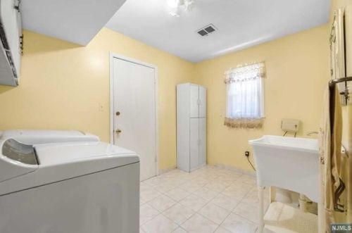 335 Charles St, N Milford NJ  07646-1801 exterior