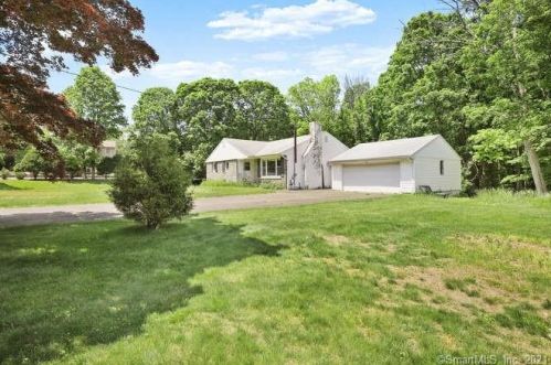 204 Tashua Rd, Bridgeport, CT 06611-1070