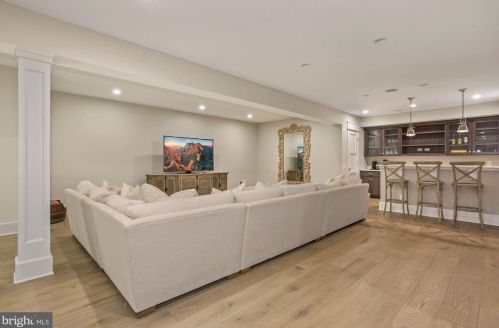 1044 Manning St, Great Falls VA  22066-1922 exterior