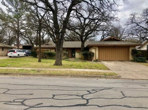 6704 Gary Ln, Fort Worth, TX 76112-4116