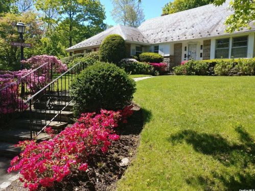 2 Ridge Dr, Great Neck, NY 11021-2807