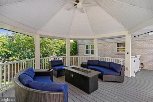 6808 Houndmaster Rd, Springfield VA  22152-2715 exterior