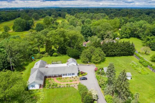 35 Brookville Ln, Muttontown, NY 11545-2301
