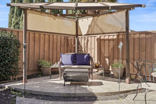 767 Red Barn Pl, Lathrop CA  95330-8975 exterior
