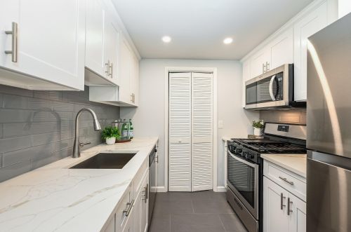 318 38th St, Union City, NJ 07087-4800