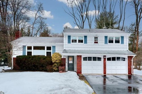 4 Marget Ann Ln, Airmont, NY 10901-3312