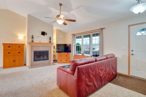 729 Joshua Ln, Lake Geneva, WI 53147-4746