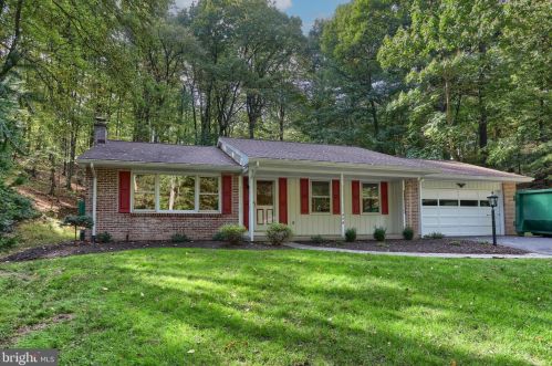 478 Hilltop Rd, Hummelstown, PA 17036-8512