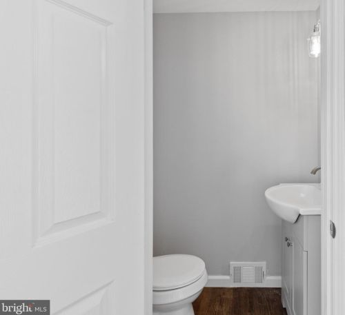 603 Crystal Lake Ave, Tavistock NJ  08033-2711 exterior