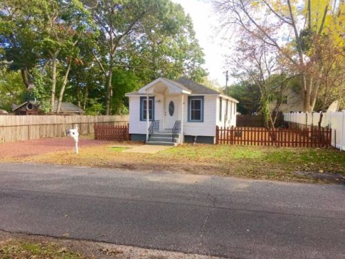 38 Lyman Ave, Canaan Lake, NY 11772-1066