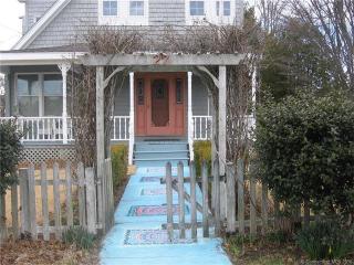 27 Palmer Rd, Waterford, CT 06385-3634