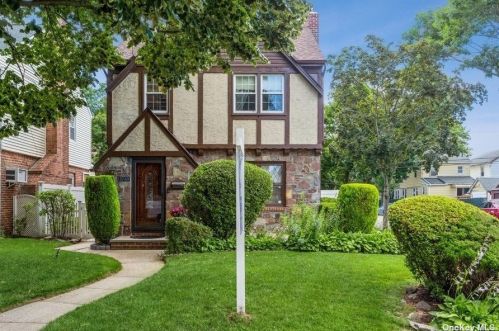 8749 253rd St, Jamaica, NY 11426-2322