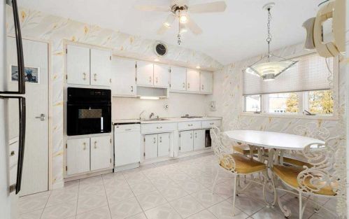 10 Pollok Pl, Hicksville NY 11801-2220 exterior