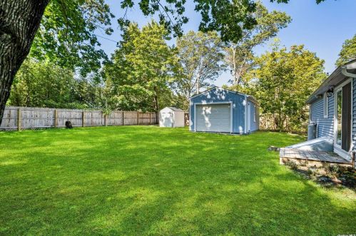 6 Longview Dr, East Quogue NY  11942-3622 exterior