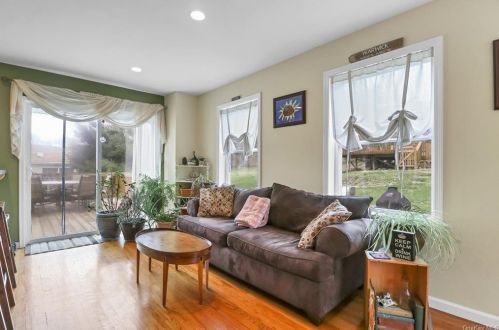 42 Miriam Dr, Warwick NY  10990-3516 exterior